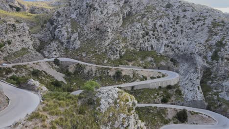 sa calobra, mallorca, spain의 산악 도로에서 머리핀 굽힘의 공개 샷