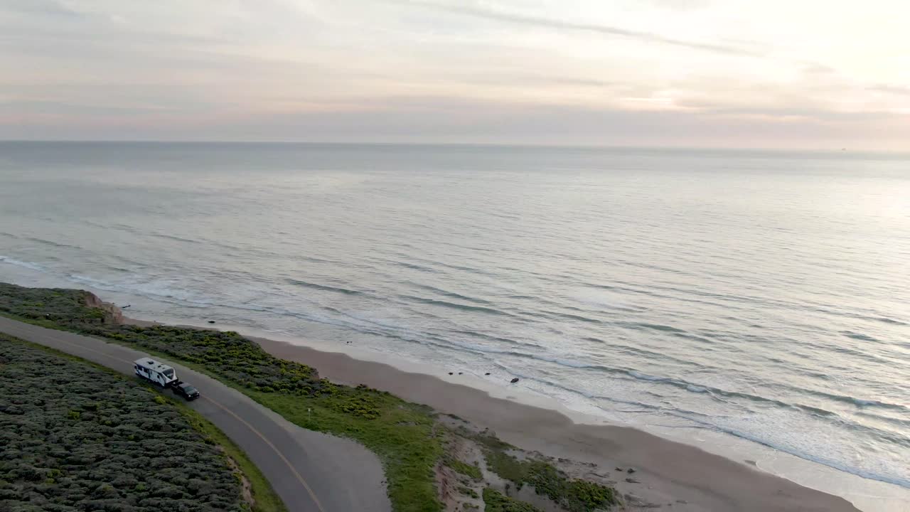 remolque de camiones remolque de viaje a lo largo de la carretera costera