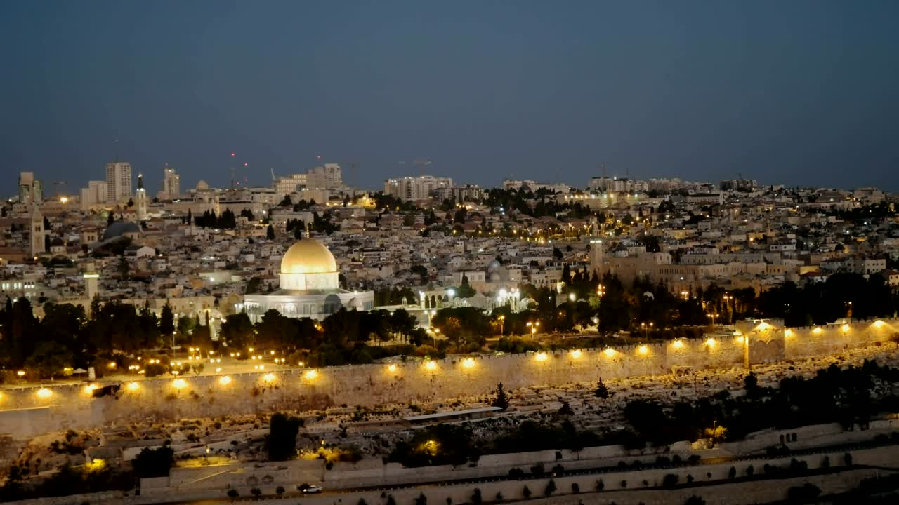early morning shot of the temple mount and dome of the rock mosque, jerusalem