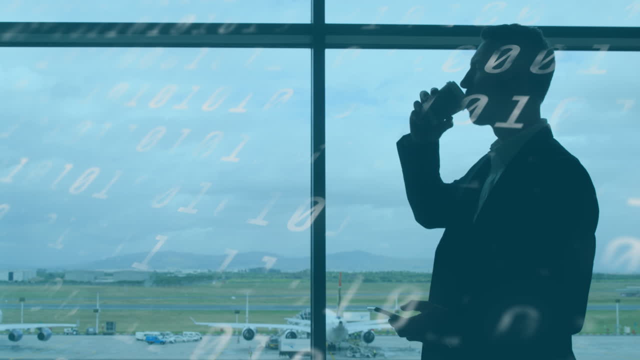 공항에서 커피를 마시는 사람 위에서 바뀌는 바이너리 코딩 숫자의 애니메이션