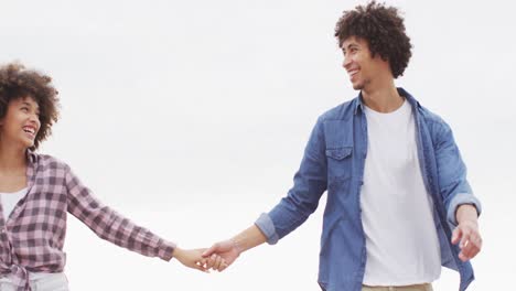 Pareja-Afroamericana-Abrazándose-En-Las-Rocas-Cerca-Del-Mar