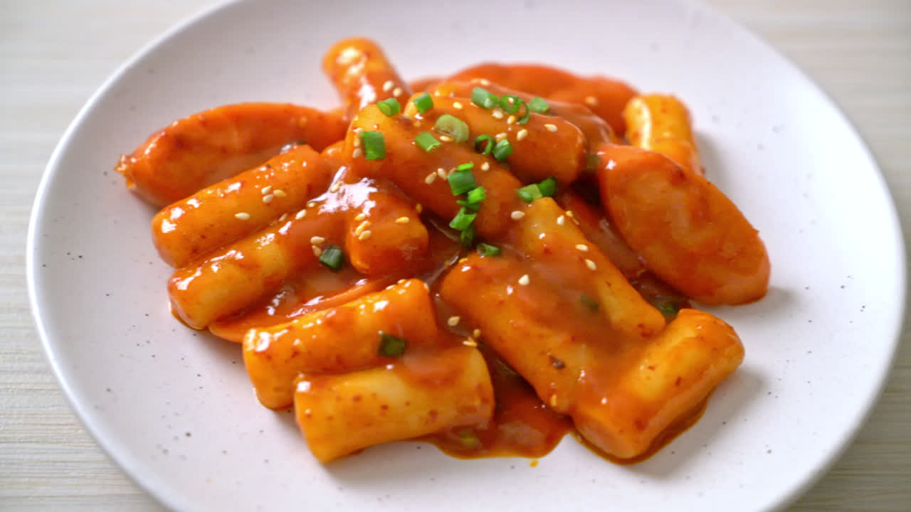 매콤한 소스에 소시지를 곁들인 한국식 떡볶이 - 떡볶이