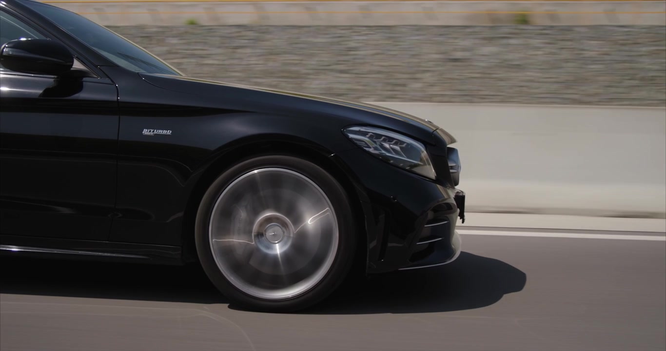 Ripresa laterale della parte anteriore di una Mercedes C43.