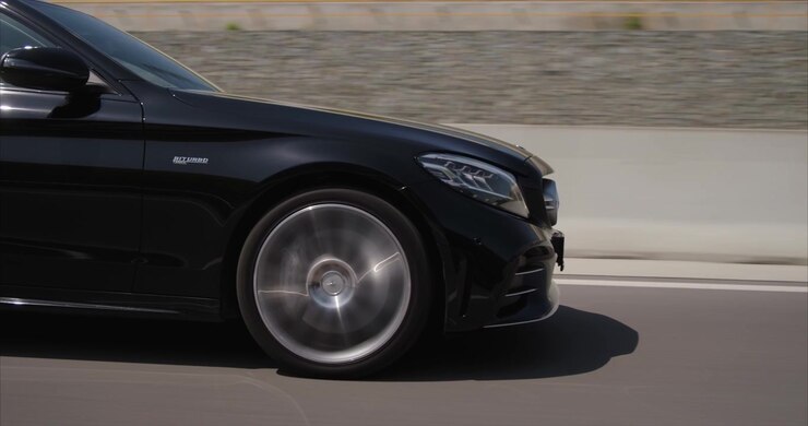 Ripresa laterale della parte anteriore di una Mercedes C43.