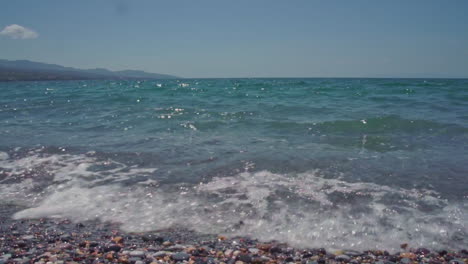 Olas-Relajantes-En-La-Playa-De-Kalamata,-Grecia-Cámara-Lenta-De-Izquierda-A-Derecha