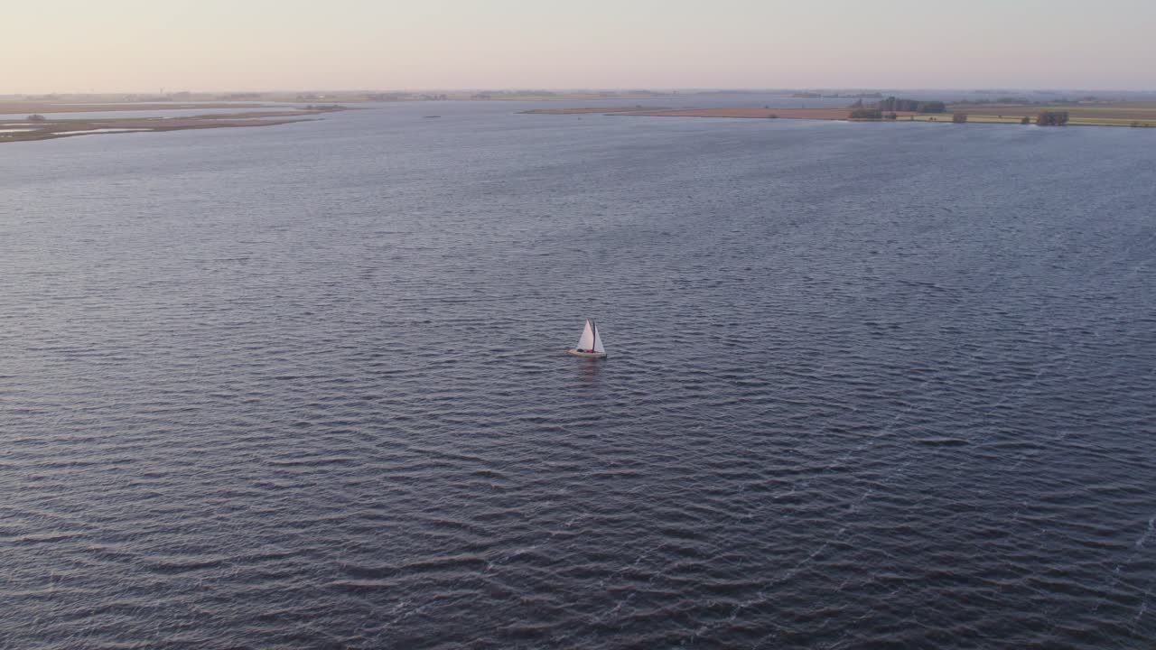 Barca a vela al tramonto sul lago Fluessen, Frisia, Paesi Bassi