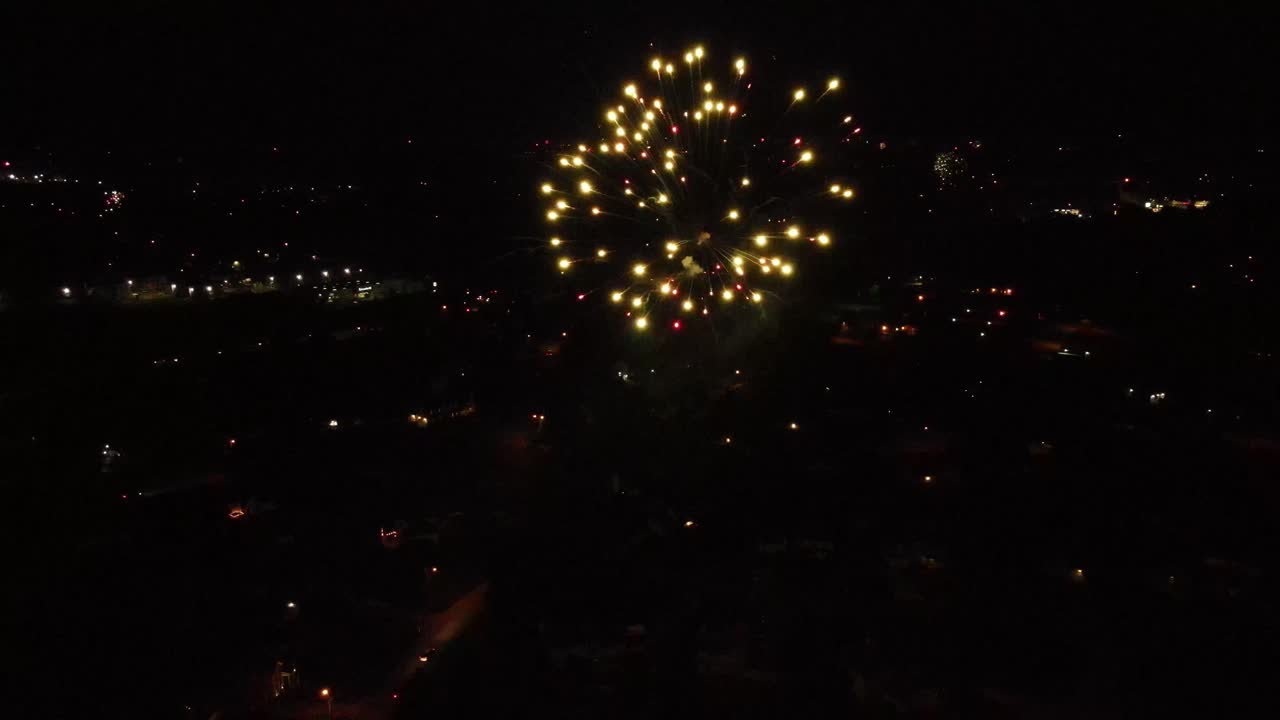 dron alejándose de los fuegos artificiales