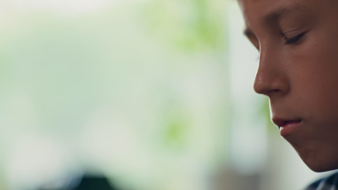 criança a brincar com blocos de construção