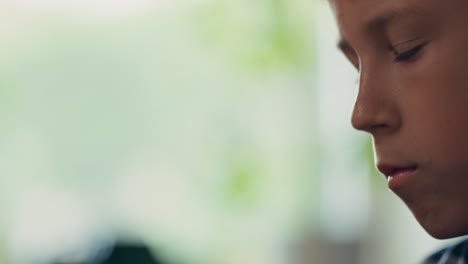 bambino che gioca con i blocchi da costruzione