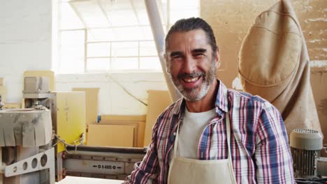 Carpintero-Usando-Su-Máquina-Y-Sonriendo-Para-La-Cámara