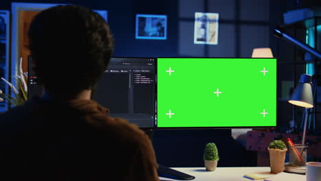 Software-Programmierer-Schreibt-Codezeilen-Auf-Chroma-Key-Computer-Zu-Hause