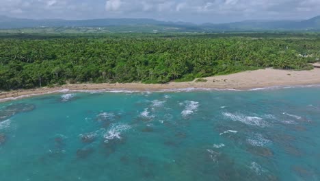 vuelo lateral del dron a lo largo de la playa del caribe bergantin, panorama de la isla, nublado