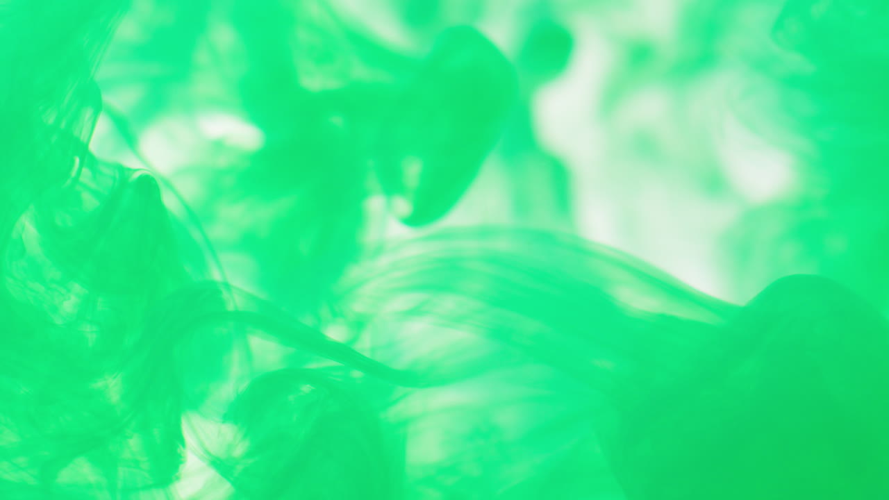 녹색 페인트 또는 염료가 색 배경에 물에 떨어지면 회전하는 다채로운 연기 배경을 만니다.