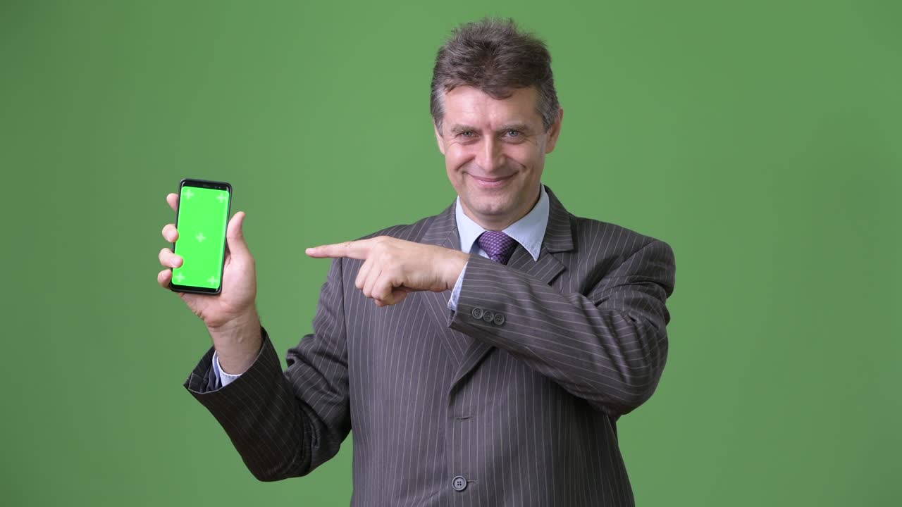 녹색 배경에 성숙한 잘생긴 사업가