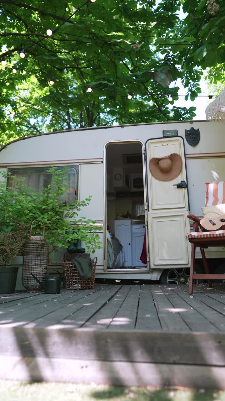 나무 갑판 에 있는 캠퍼 트레일러 에 있는 여자