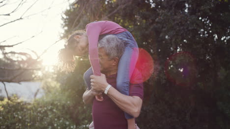 juego, diversión y amor de un abuelo sonriente