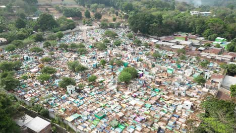 Friedhof-Im-Dorf-El-Salvador,-Luftbildvideo