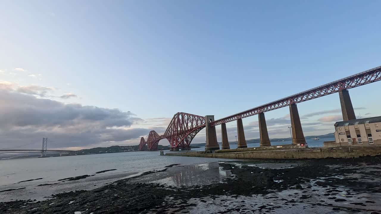 해가 지는 동안 포스 브릿지의 파노라마 풍경