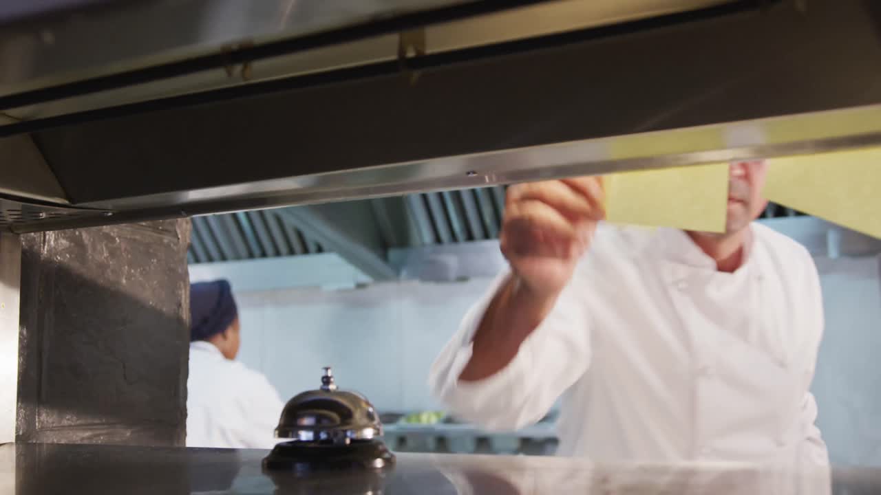 Chef che chiama il cameriere
