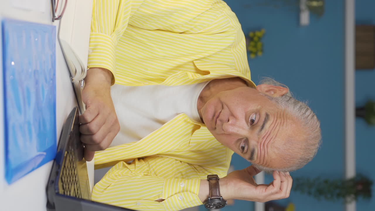 홈 오피스 직원의 수직 비디오  ⁇ 은이가 혼란스럽게 일합니다.