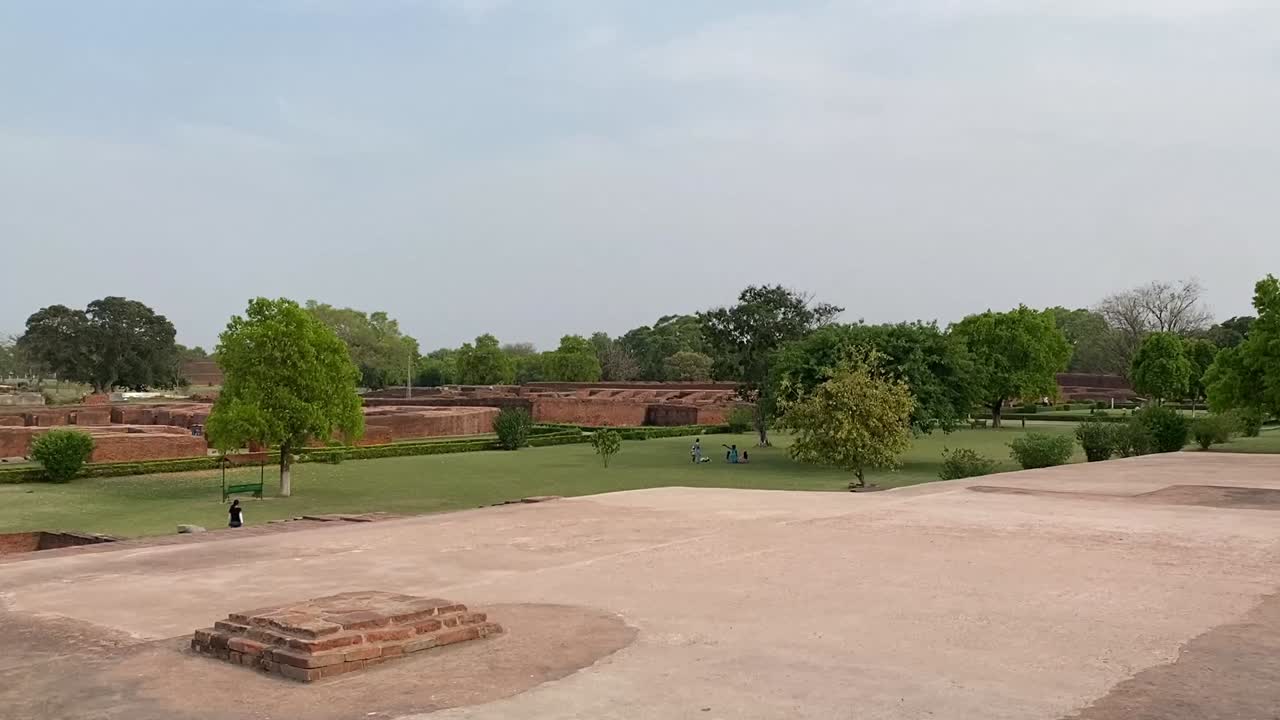 foto panorámica de las ruinas de nalanda mahavihara, sitio excavado de nalanda, india