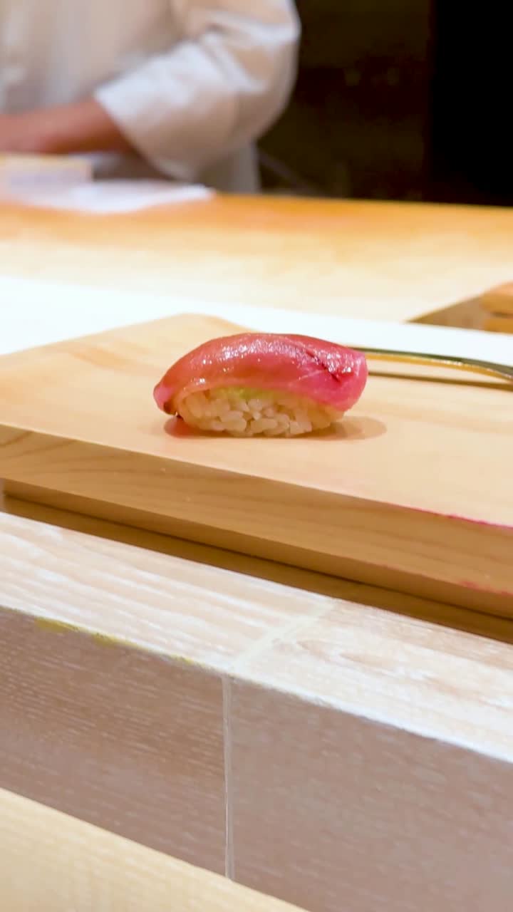 el chef prepara sushi en un restaurante japonés.