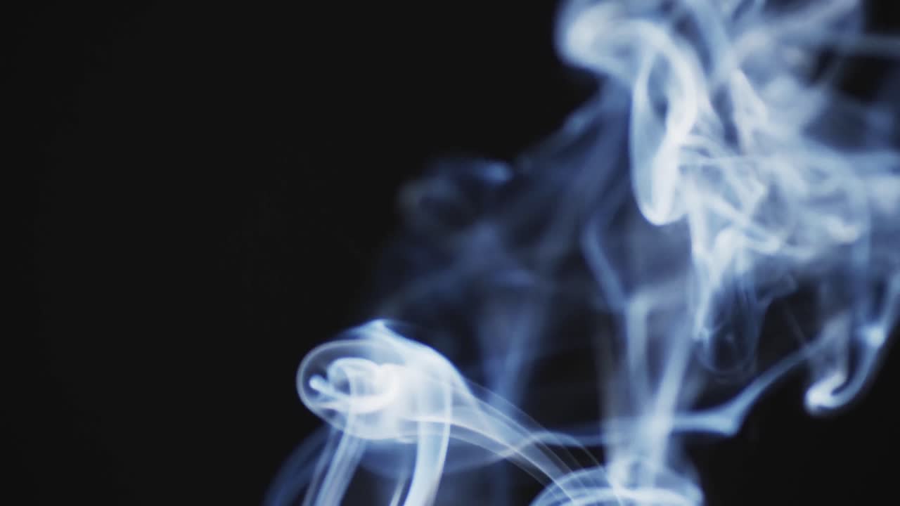 검은 바탕에 복사 공간과 함께 움직이는  ⁇  구름의 비디오