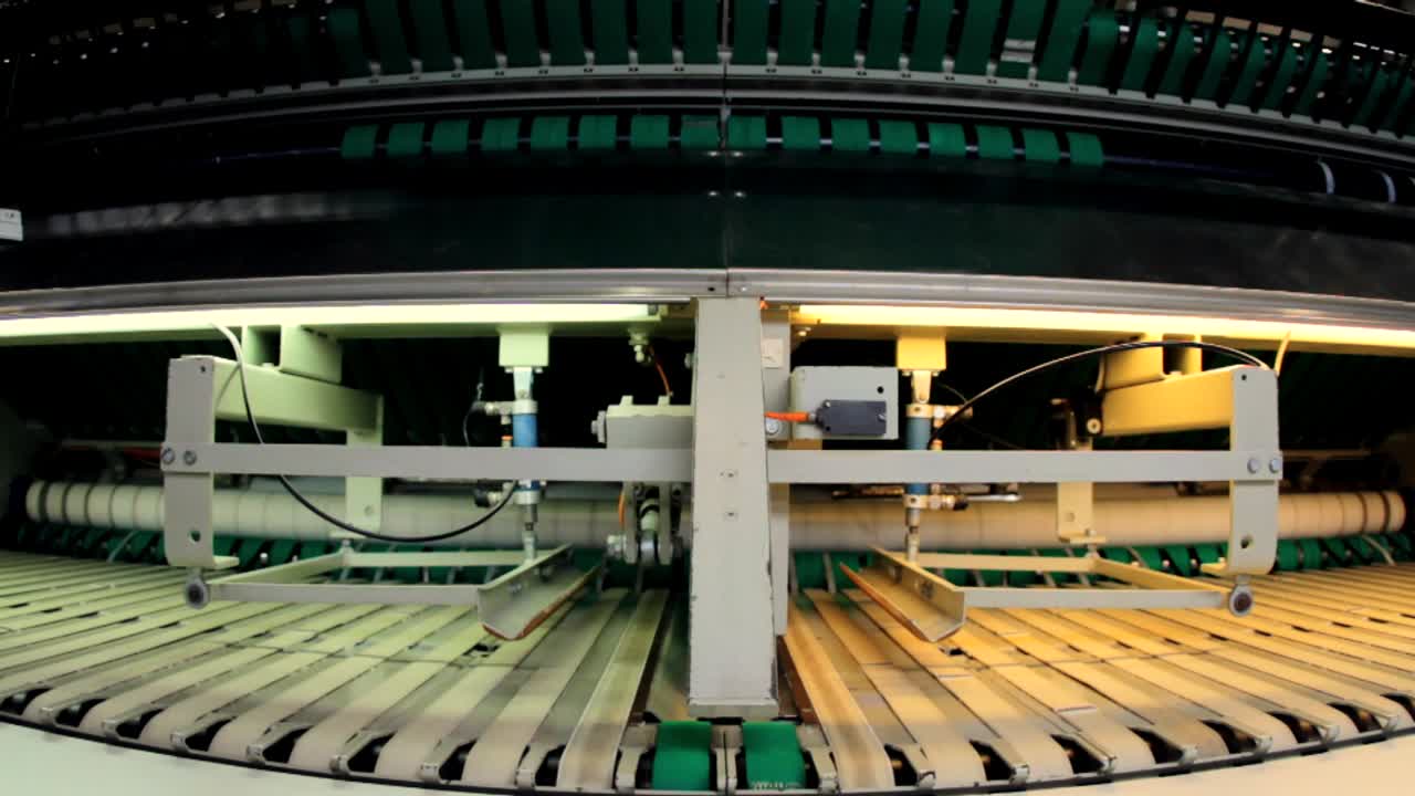 산업 세탁소의 기계 접는 시트