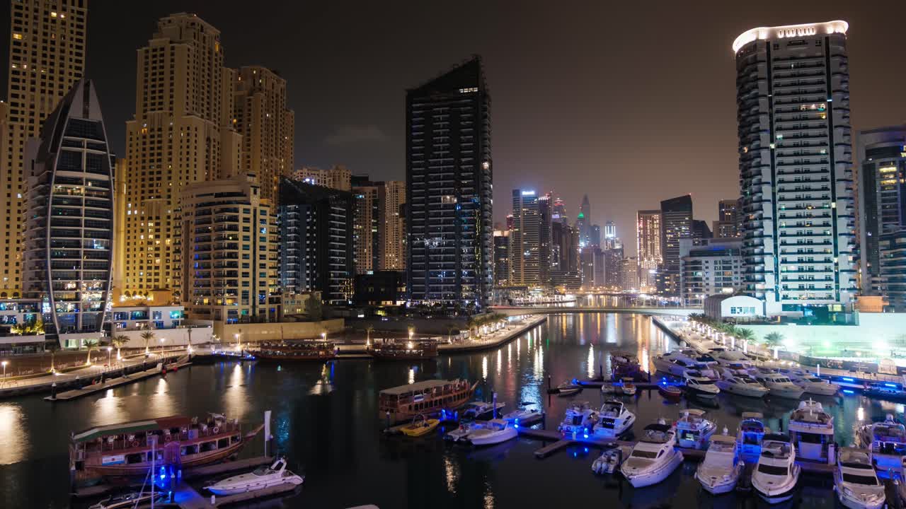 Vidéo en accéléré de bateaux amarrés dans la marina de Dubaï, de nuit