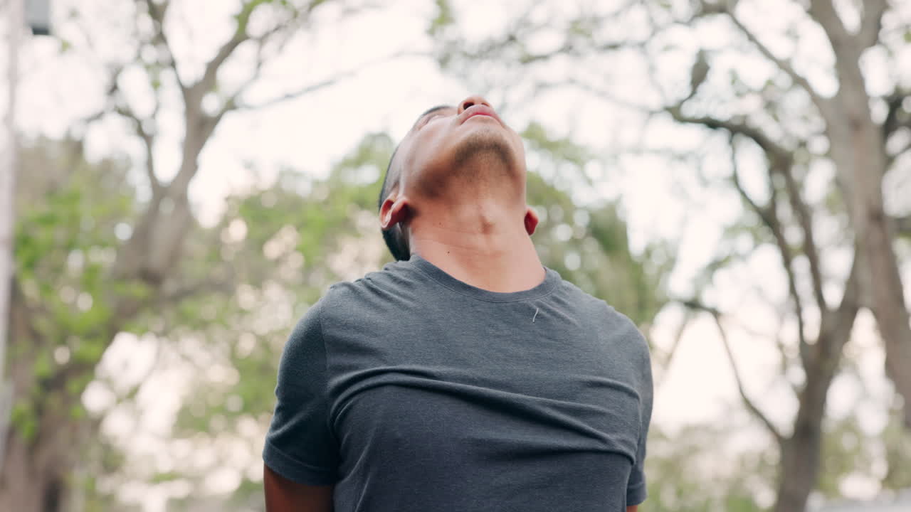 hombre de fitness estirando el cuerpo en el parque para correr