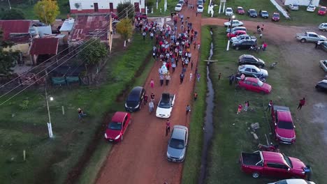 procesión con nuestra señora de fátima en un pequeño pueblo rural de argentina