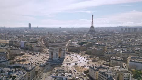 Triumphbogen-Oder-Arc-De-Triomphe-Mit-Eiffelturm-Und-Montparnasse-Turm-Im-Hintergrund,-Stadtbild-Von-Paris,-Frankreich