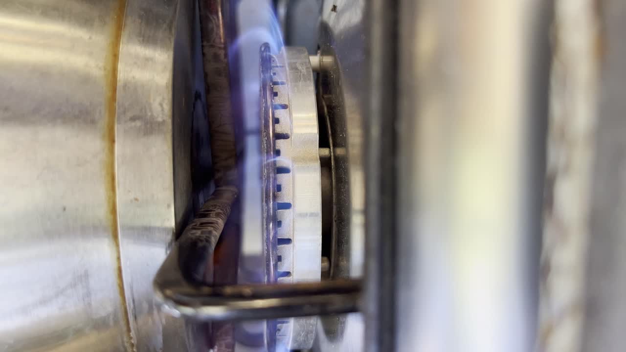 - вертикальная газовая печь с голубым пламенем для приготовления пищи на кухне