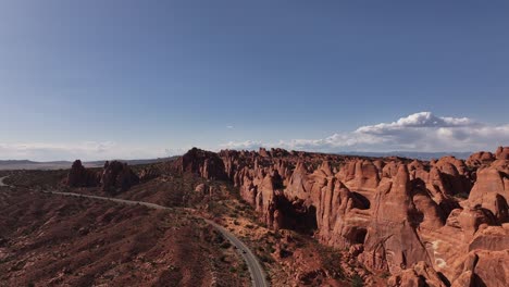 Eine-Kurvenreiche-Straße-Durch-Die-Majestätischen-Roten-Felsformationen-Utahs-In-Der-Nähe-Von-Moab,-USA,-Fängt-Die-Essenz-Von-Abenteuer-Und-Natürlicher-Schönheit-Ein