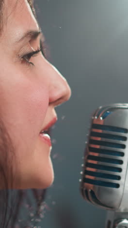 un primer plano intenso de una cantante cantando apasionadamente en un micrófono vintage, con un fondo borroso que hace hincapié en el enfoque