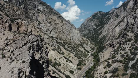 Toma-De-Drone-De-La-Autopista-189-Que-Atraviesa-Las-Montañas-Del-Interior-De-Utah