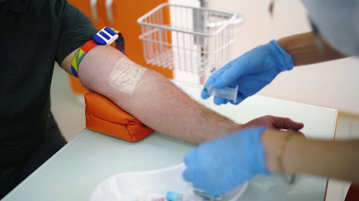 nahaufnahme von blut. blutprobenahme aus der vene zur untersuchung.