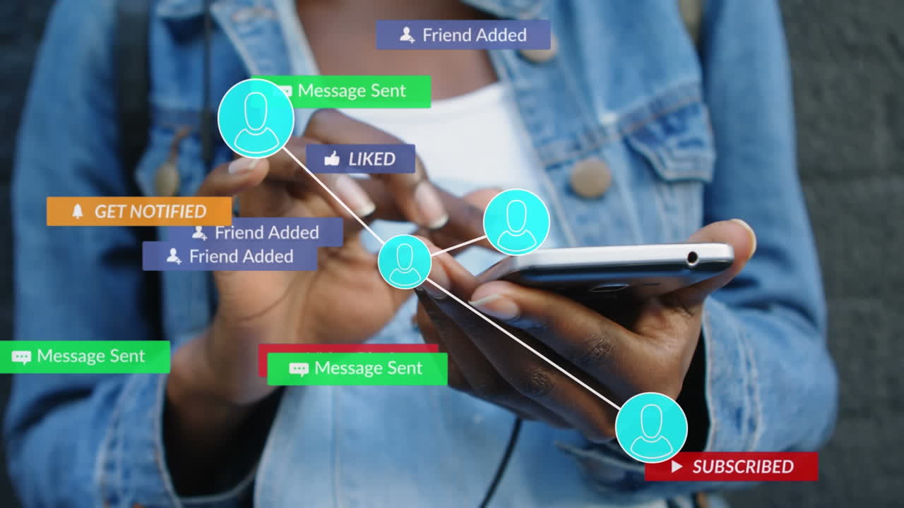 animación de la red de conexiones con iconos sobre la persona afroamericana que utiliza el teléfono inteligente.