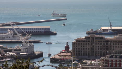 Barco-Entrando-En-Puerto-Internacional-En-Ciudad-Del-Cabo