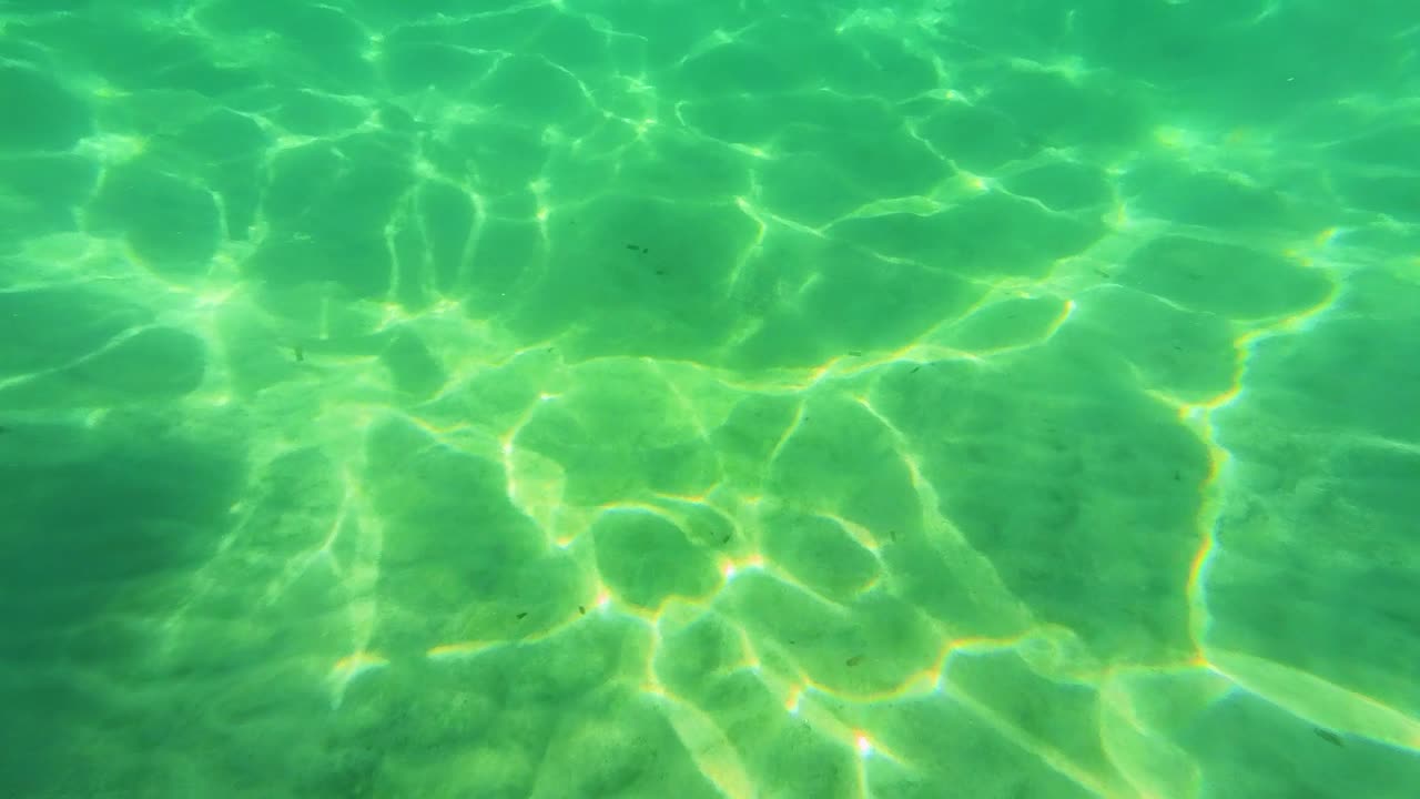 un baño hipnotizante en la idílica playa dorada, aguas turquesas cristalinas de la isla de thassos, grecia