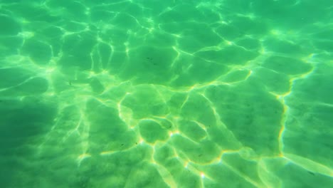 Ein-Faszinierendes-Bad-Am-Idyllischen-Goldenen-Strand-Mit-Kristallklarem-Türkisfarbenem-Wasser-Der-Insel-Thassos,-Griechenland