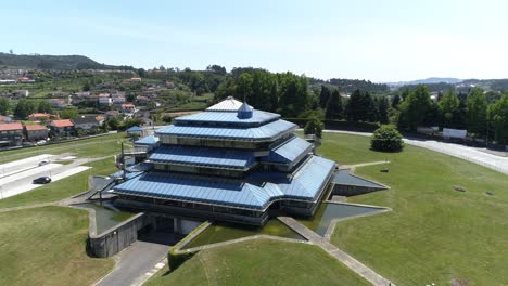 Vista-Aérea-Del-Moderno-Edificio-De-Oficinas