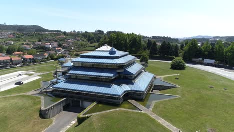 vista aérea de un moderno edificio de oficinas