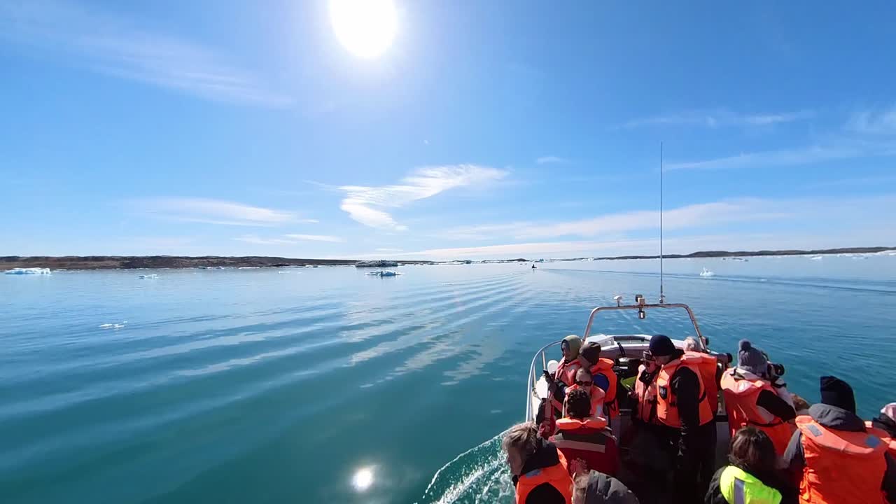 Iceland's winter wonderland at jökulsárlón glacier lagoon and blue sky offer a tranquil beauty that leaves travelers in awe.