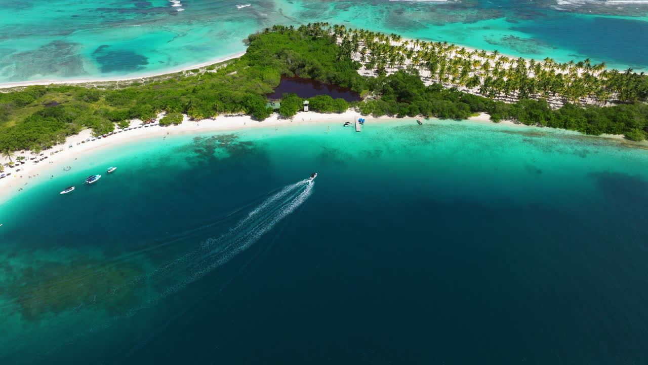 카리브 해에 있는 작은 섬인 카이오 브레로 (cayo sombrero) 의 공중 사진, 베네수엘라의 팔콘 주 치치리비치 (chichiriviche)