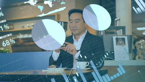 스마트폰을 사용하는 아시아 사업가에 대한 금융 데이터 처리 애니메이션