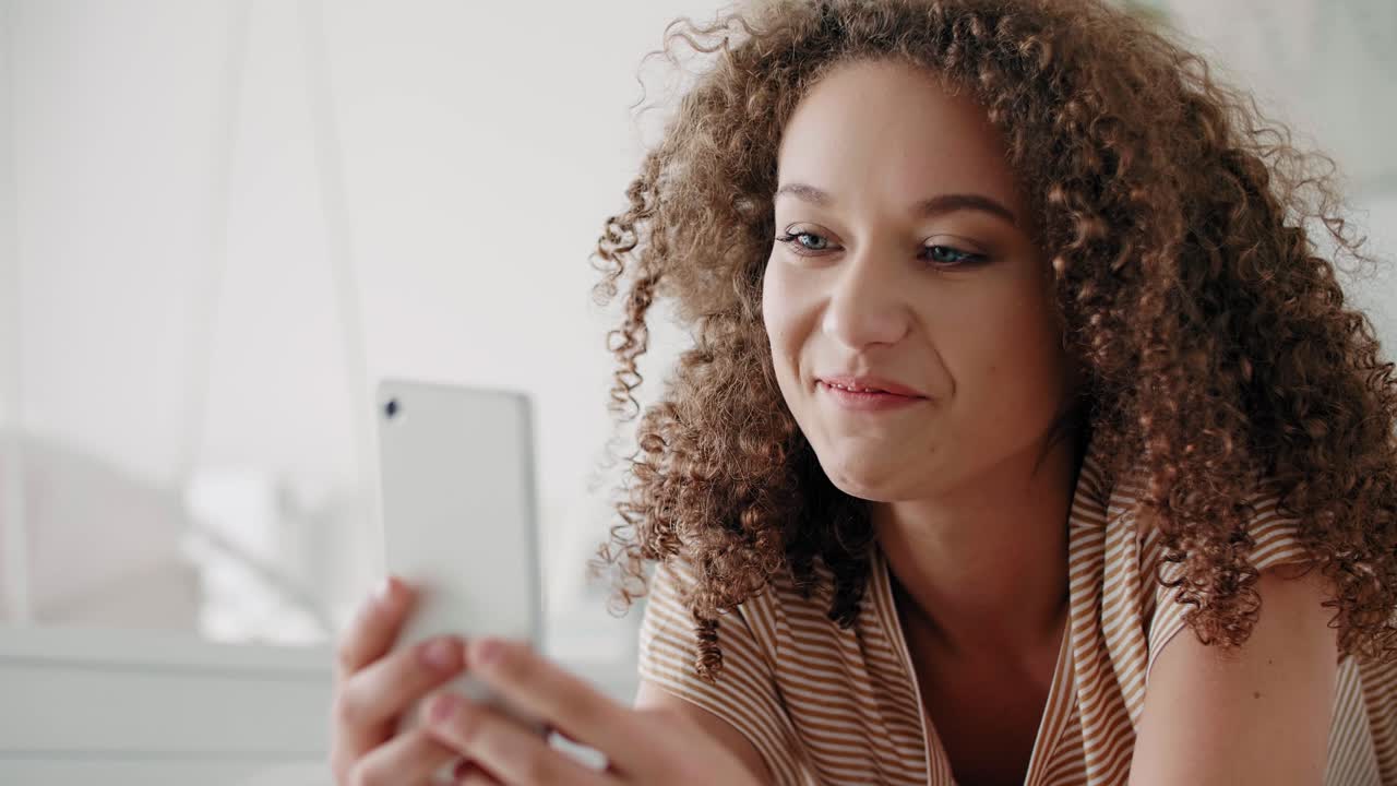mujer joven sonriente en el teléfono