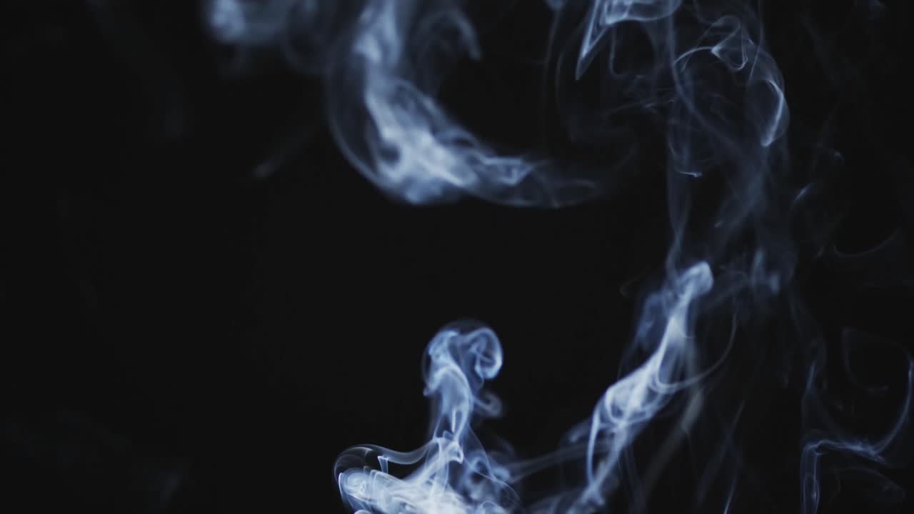 Video di nuvole bianche di fumo in movimento con spazio per il testo su sfondo nero