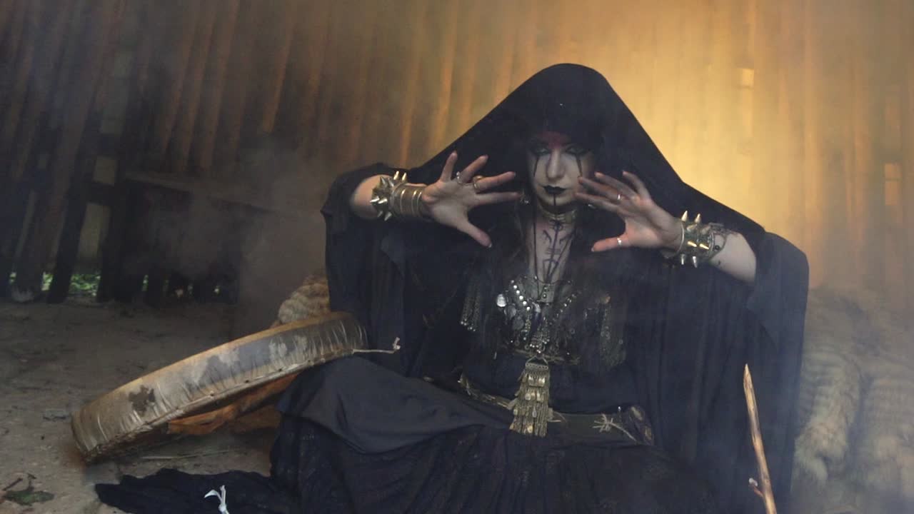 천막 안에 앉아서 마술을 하는 무당