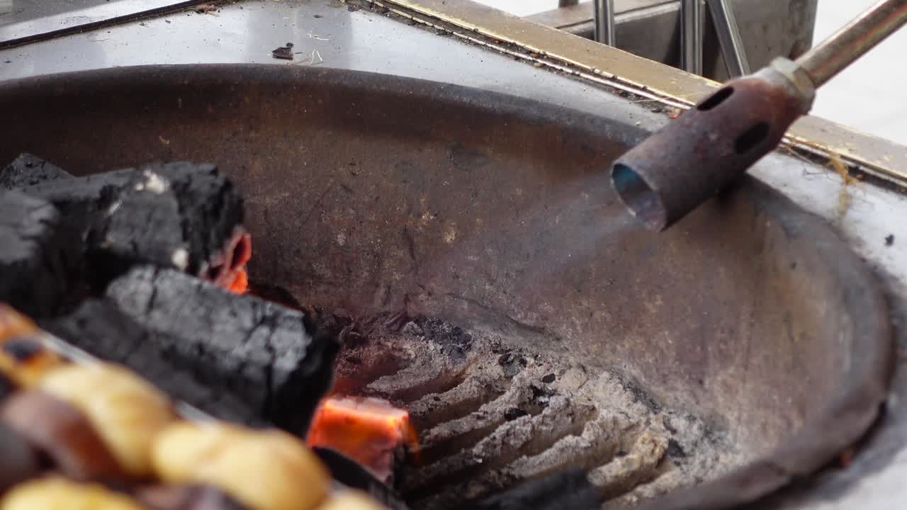 그릴 에서 나무 석탄 을 켜기 위해 사용 되는 불 의 클로즈업